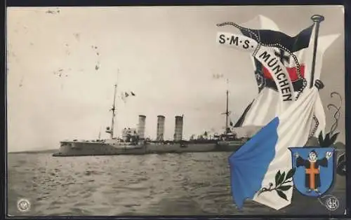 AK Kriegsschiff S.M.S. München mit ausgeworfenem Anker vor der Küste liegend, Reichskriegsflagge