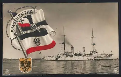 AK Kriegsschiff S. M. S. Hertha vor der Küste, Reichskriegsflagge und Wappen