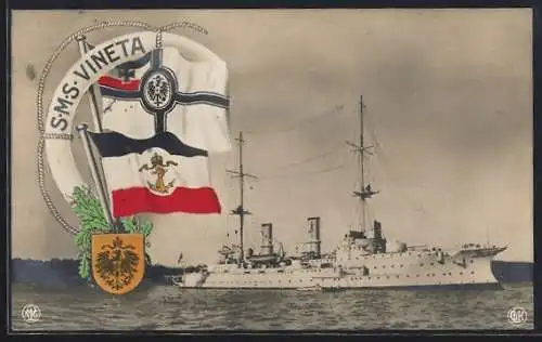 AK Kriegsschiff S.M.S. Vineta an der Küste vor Anker liegend, Reichskriegsflagge