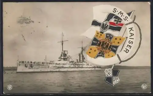 AK Kriegsschiff S.M.S. Kaiser vor der Küste liegend, die Besatzung an der Reling, Reichskriegsflagge