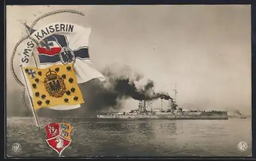 AK Kriegsschiff S. M. S. Kaiserin in Fahrt, Fahnen mit Wappen