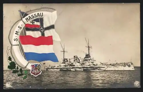 AK Kriegsschiff S. M. S. Nassau liegt vor Anker, Fahnen und Wappen