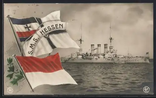 AK Kriegsschiff S. M. S. Hessen vor einer Küste, Reichskriegsflagge