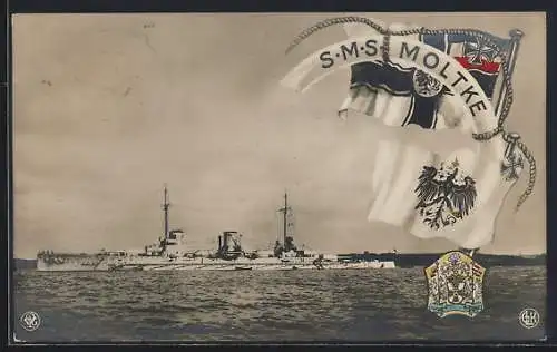 AK Kriegsschiff S.M.S. Moltke vor einer Küste, Reichskriegsflagge und Wappen