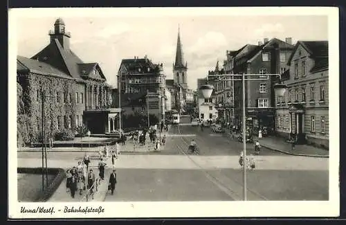 AK Unna /Westf., Bahnhofstrasse mit Geschäften und Strassenbahn