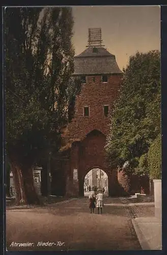 AK Ahrweiler, Nieder-Tor mit Strassenpartie