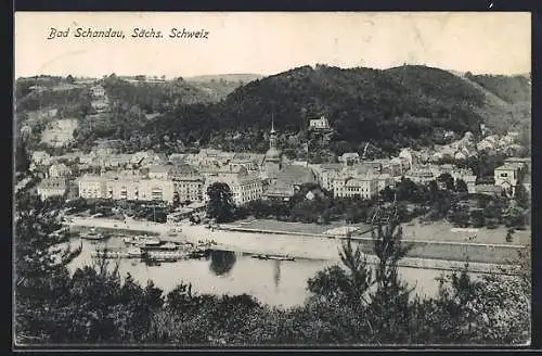 AK Bad Schandau /Sa., Ortsansicht mit Bergen u. Elbe