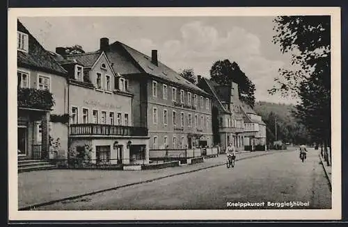 AK Berggiesshübel, Strassenpartie mit Gasthof