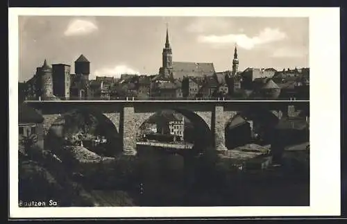 AK Bautzen /Sa., Teilansicht mit Brücke und Kirche