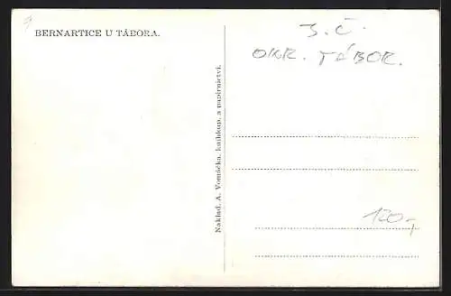 AK Bernartice u Tábora, Kirche und Häuser im Ortskern