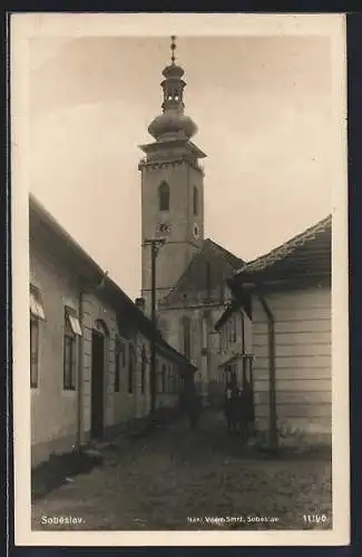 AK Sobeslav, Strassenpartie mit Blick zur Kirche