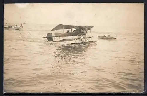 AK Doppeldecker-Wasserflugzeug auf dem Meer