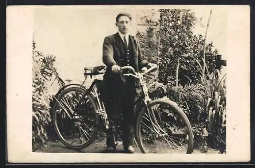 Foto-AK Junger Mann mit seinem Fahrrad