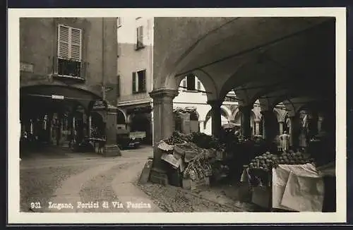 AK Lugano, Strassenszene mit Marktständen in Arkaden, Portici di Via Pessina