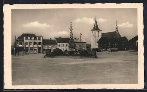 AK Bakow a. d. I., Marktplatz mit Säulendenkmal und Kirche