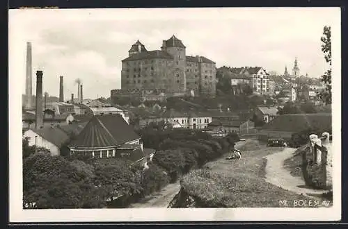 AK Ml. Boleslav, Ortsansicht mit Fabrikschloten und Schloss