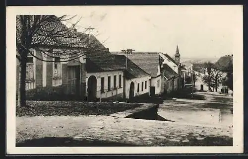 AK Cechtice, Strassenpartie mit Turm von einer Anhöhe aus