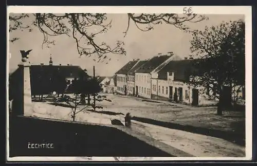 AK Cechtice, Ortspartie mit Mauer und Obelisk mit Adler