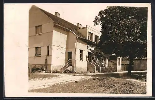 Foto-AK Oubenice, Geschäftshaus mit Treppenaufgang