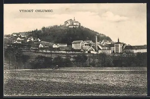 AK Vysoky Chlumec, Gesamtansicht von einem Feld aus