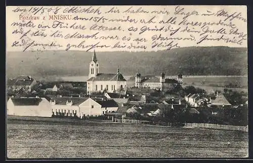 AK Mnisek, Ortstotale mit Kirche und Schloss im Hintergrund