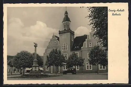 AK Coswig-Anhalt, Rathaus mit Denkmal