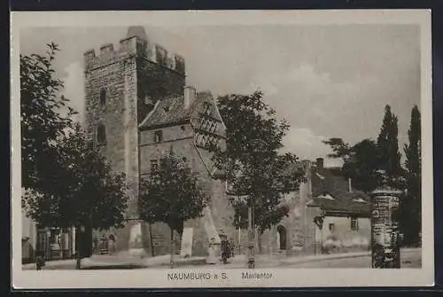 AK Naumburg a. S., Marientor mit Strasse, Litfasssäule