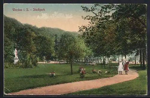 AK Werdau i. S., Stadtpark mit Statue