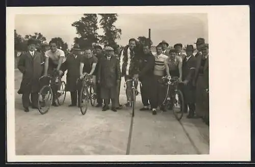 Foto-AK Radrennfahrer bei der Meisterschaft auf der Studienrennbahn