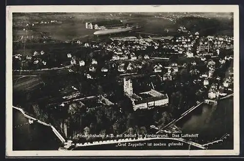 AK Friedrichshafen a. B., Teilansicht mit Schloss im Vordergrund und Luftschiff Graf Zeppelin