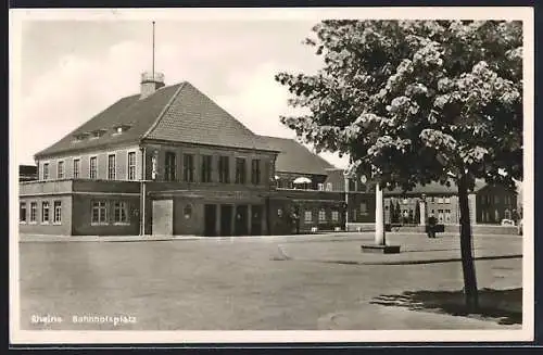 AK Rheine, Bahnhofsplatz und Bahnhof mit Denkmal