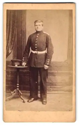 Fotografie Hermann Ramm, Halle / Saale, Soldat in Uniform mit Koppelschloss