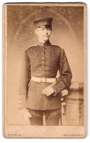 Fotografie Atelier Michelis, Braunschweig, Soldat M. Kley in Uniform mit Portepee