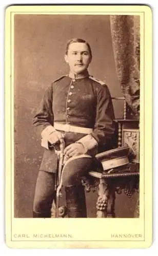 Fotografie Carl Michelmann, Hannover, Soldat in Uniform Rgt. 10 mit Säbel und Portepee