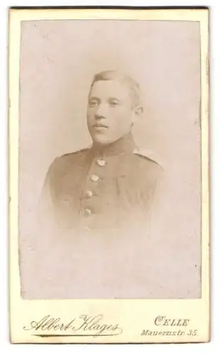 Fotografie Albert Klages, Celle, junger Soldat in Uniform Rgt. 77