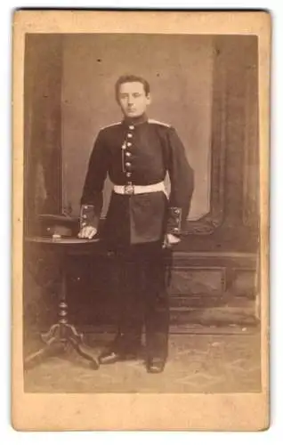 Fotografie Hermann Ramm, Halle / Saale, junger Soldat in Uniform mit Bajonett