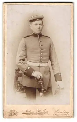 Fotografie Julius Rathje, Lüneburg, junger Soldat in Uniform mit Säbel und Portepee