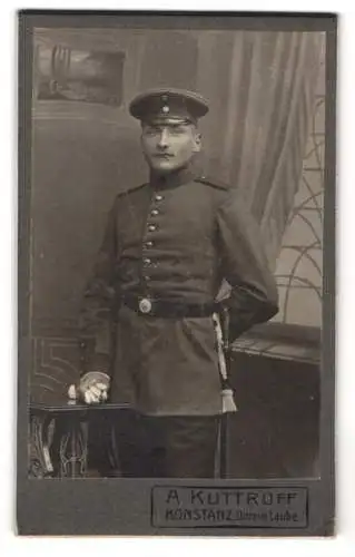 Fotografie A. Kuttruff, Konstanz, junger Soldat in Uniform mit Bajonett und Portepee