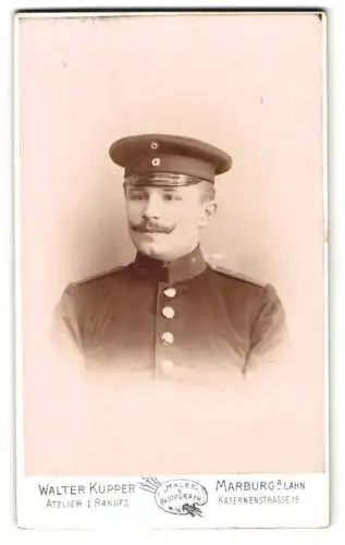 Fotografie Walter Küpper, Marburg / Lahn, Soldat in Uniform mit Schirmmütze