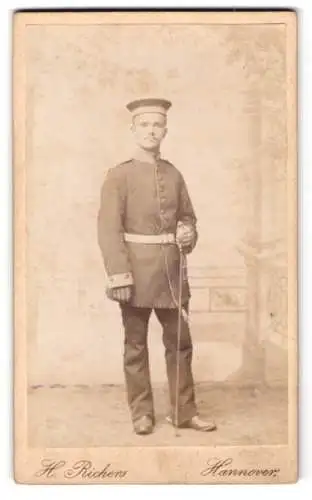 Fotografie H. Richers, Hannover, hannoveraner Soldat in Uniform mit Säbel