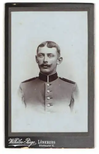 Fotografie Wilhelm Riege, Lüneburg, Soldat in Uniform mit Mustasch