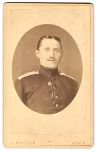 Fotografie F. Pfeiffer, Celle, Soldat in Uniform Rgt. 77