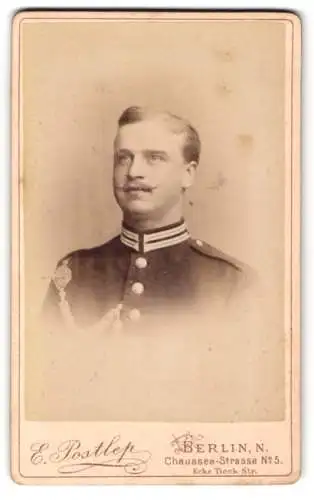 Fotografie E. Postlep, Berlin, Soldat in Garde Uniform mit Schützenschnur