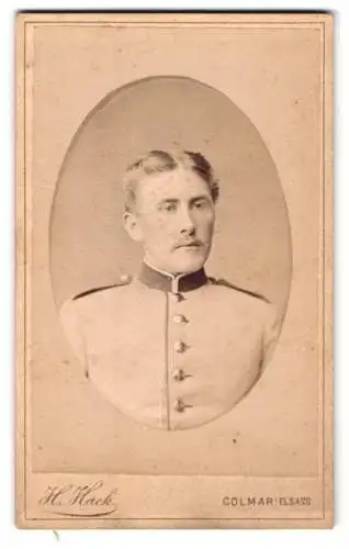 Fotografie H. Hack, Colmar i. Els., Soldat in heller Uniform mit Mittelscheitel