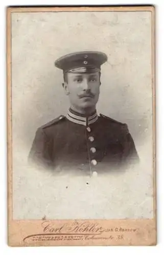 Fotografie Carl Köhler, Berlin-Schöneberg, Soldat in Garde Uniform mit Schirmmütze