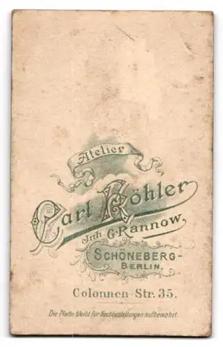 Fotografie Carl Köhler, Berlin-Schöneberg, Soldat in Garde Uniform mit Schirmmütze