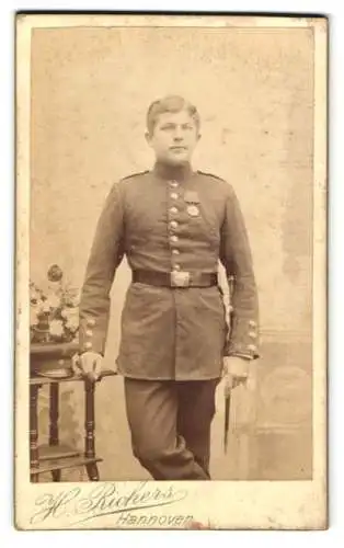 Fotografie H. Richers, Hannover, junger Soldat in Uniform mit Orden und Bajonett