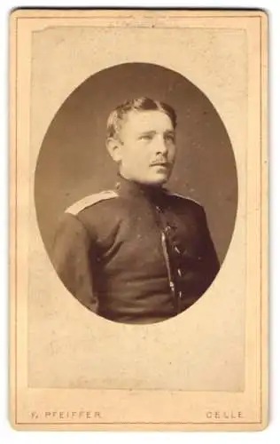 Fotografie F. Pfeiffer, Celle, Soldat in Uniform des Rgt. 77