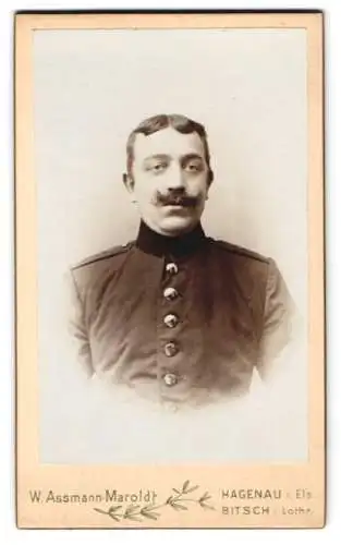 Fotografie W. Assmann-Maroldt, Hagenau i. Els., Soldat in Uniform eines Artillerie Regiment