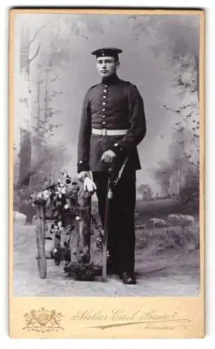 Fotografie Carl Beste, Minden i. W., junger Soldat in Uniform mit Säbel und Portepee